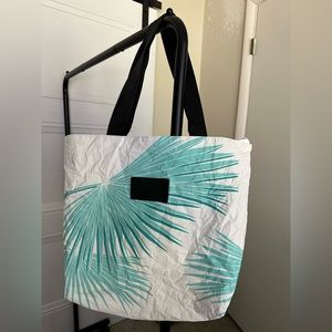 NWOT Aloha Collection Day Tripper Waterproof Tote